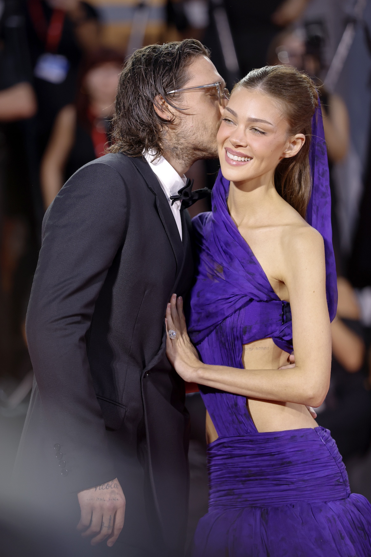 velencei-filmfesztival-brooklyn-beckham-nicola-peltz | Marie Claire Brooklyn Beckham csókot ad Nicola Peltz arcára