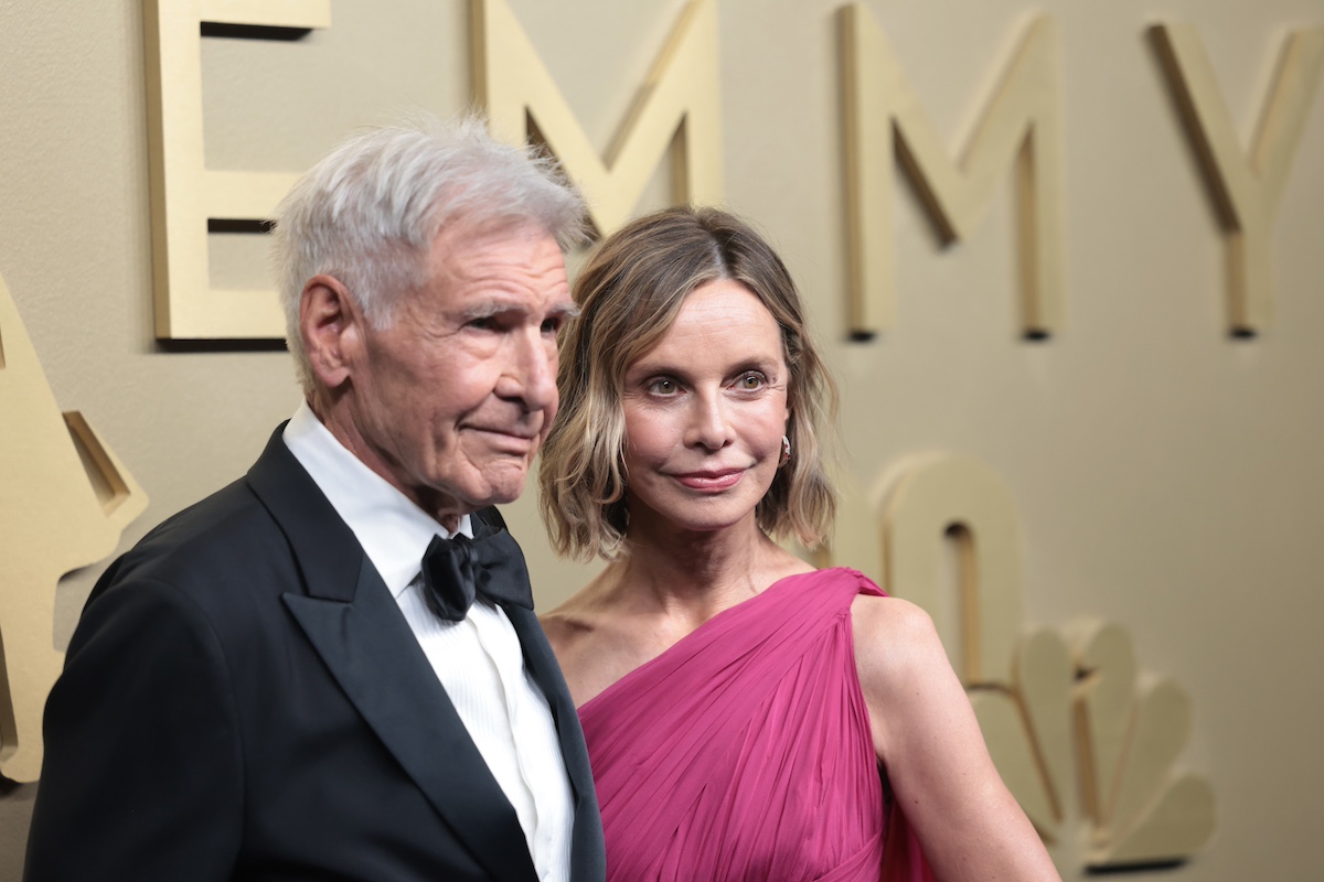 Calista Flockhart magenta estélyiben és Harrison Ford szmokingban, közelről