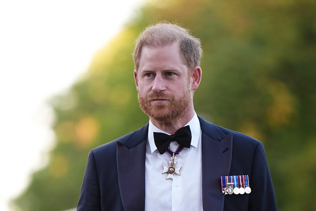 harry-herceg-neve-diana-karoly | Marie Claire Harry herceg csokornyakkendőben, kitüntetésekkel, közelről