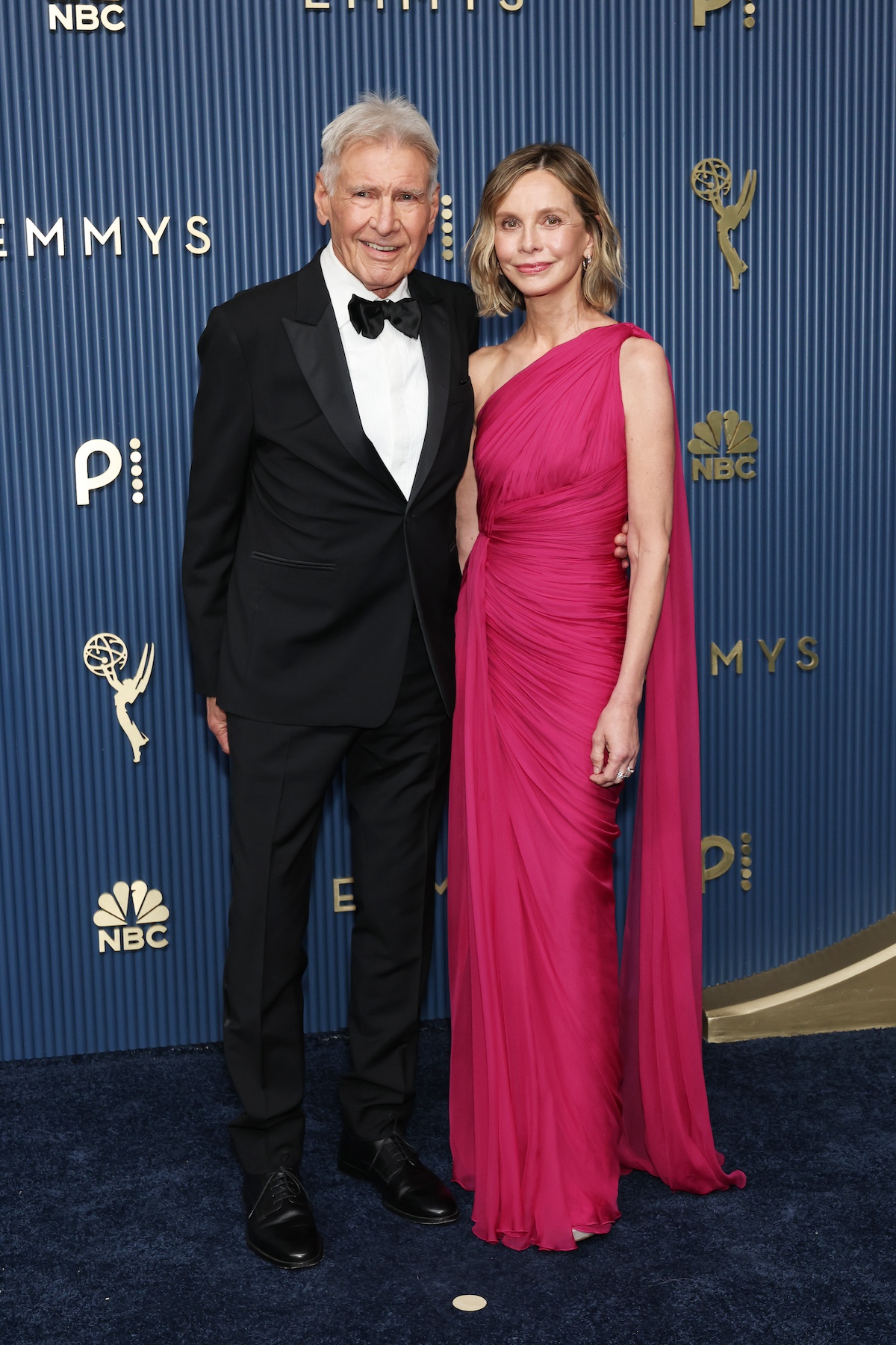Calista Flockhart magenta estélyiben és Harrison Ford szmokingban, az Emmy-gálán