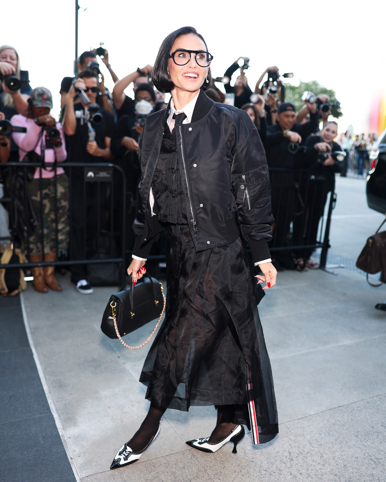 new-york-i-divathet-2026-demi-moore-rovid-haj | Marie Claire Demi Moore rövid bob hajjal a New York-i divathéten