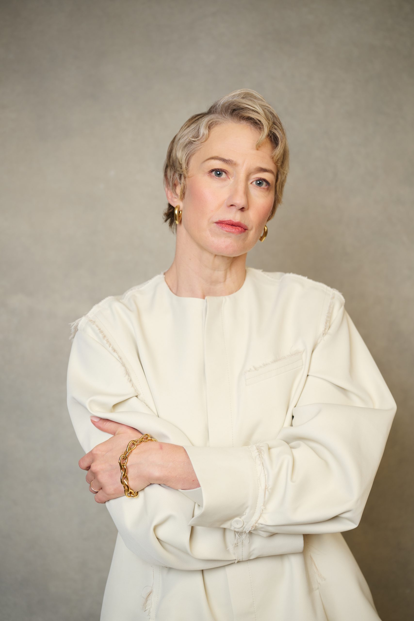 Carrie Coon rövid, ősz hajjal, fehér ruhában