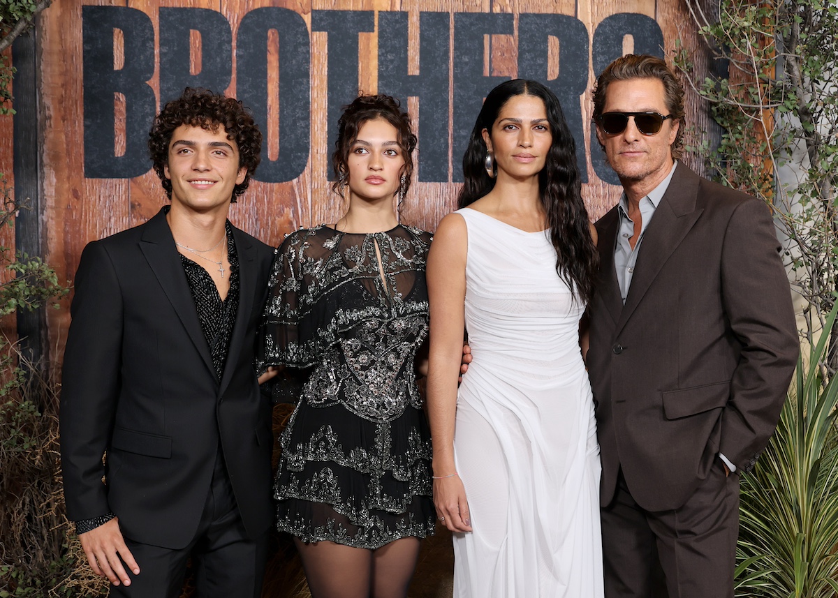 vogue-world-2026-matthew-mcconaughey-fia-levi | Marie Claire Matthew McConaughey napszemüvegben és mellette családja, felnőtt gyerekei és felesége