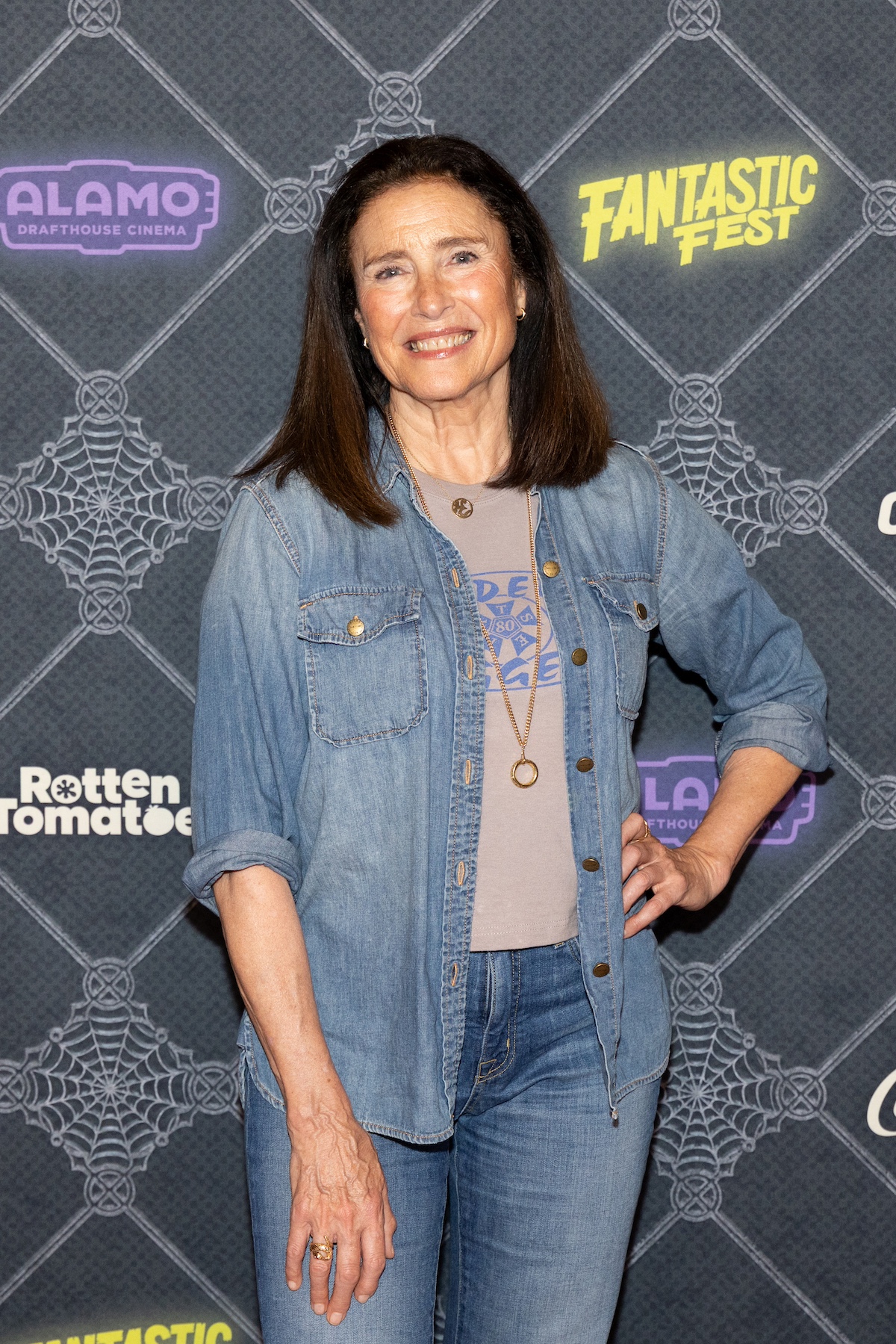 tom-cruise-elso-felesege-mimi-rogers | Marie Claire Mimi Rogers farmer ingben és nadrágban pózol