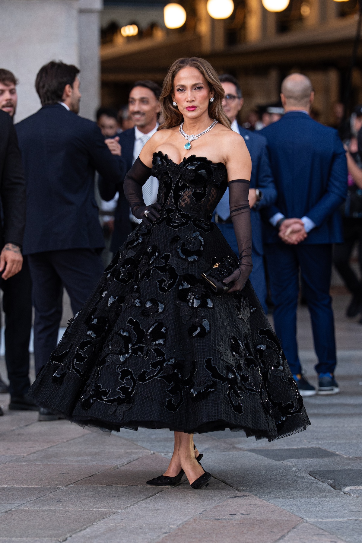 vogue-world-2026-jennifer-lopez | Marie Claire Jennifer Lopez a Vogue World 2026 milánói eseményén integet fekete ruhában, kesztyűben, nyakláncot visel – egész alakos kép