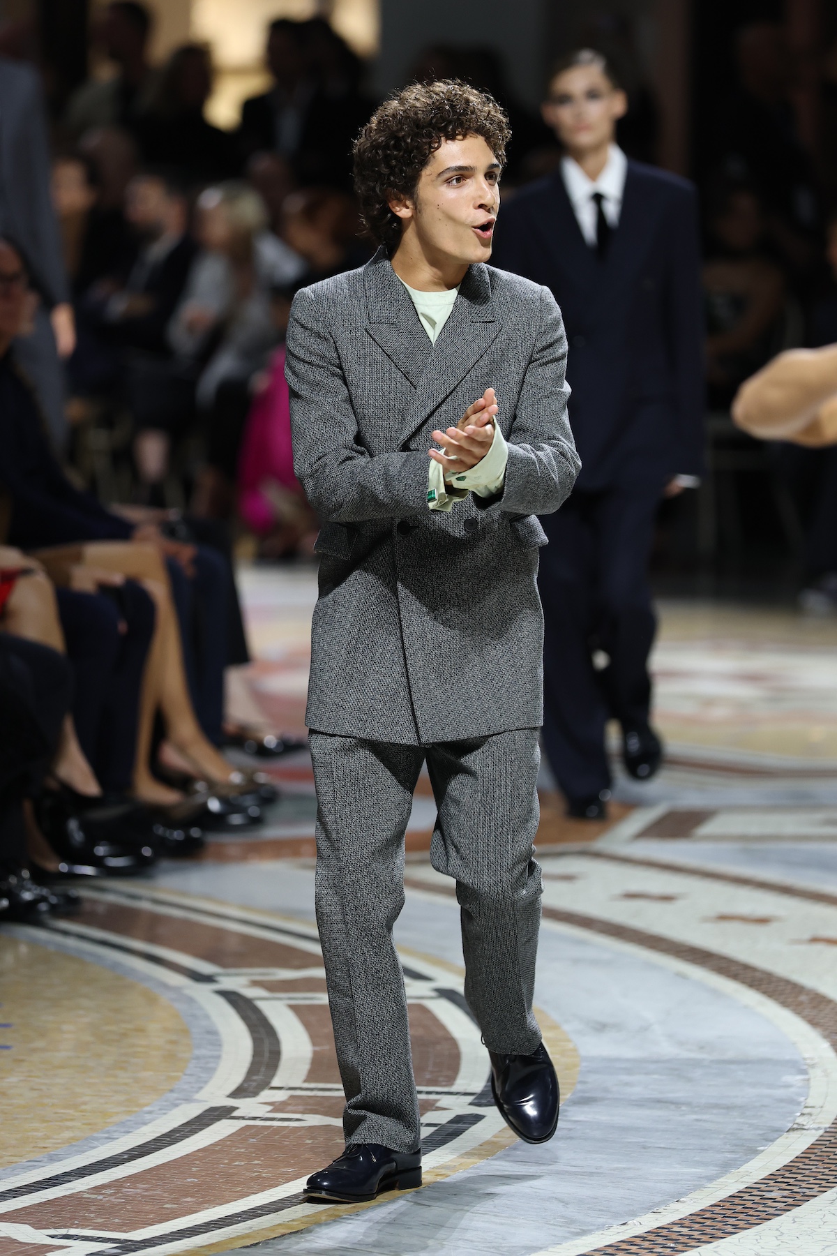 vogue-world-2026-matthew-mcconaughey-fia-levi | Marie Claire Levi Alves McConaughey szürke öltönyben a milánói kifutón tapsol