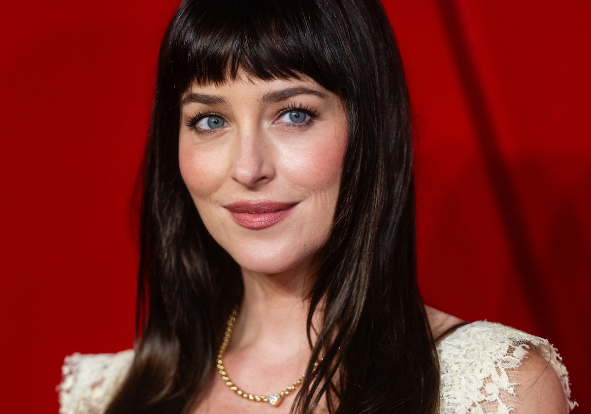 Dakota Johnson közelről, piros háttér előtt
