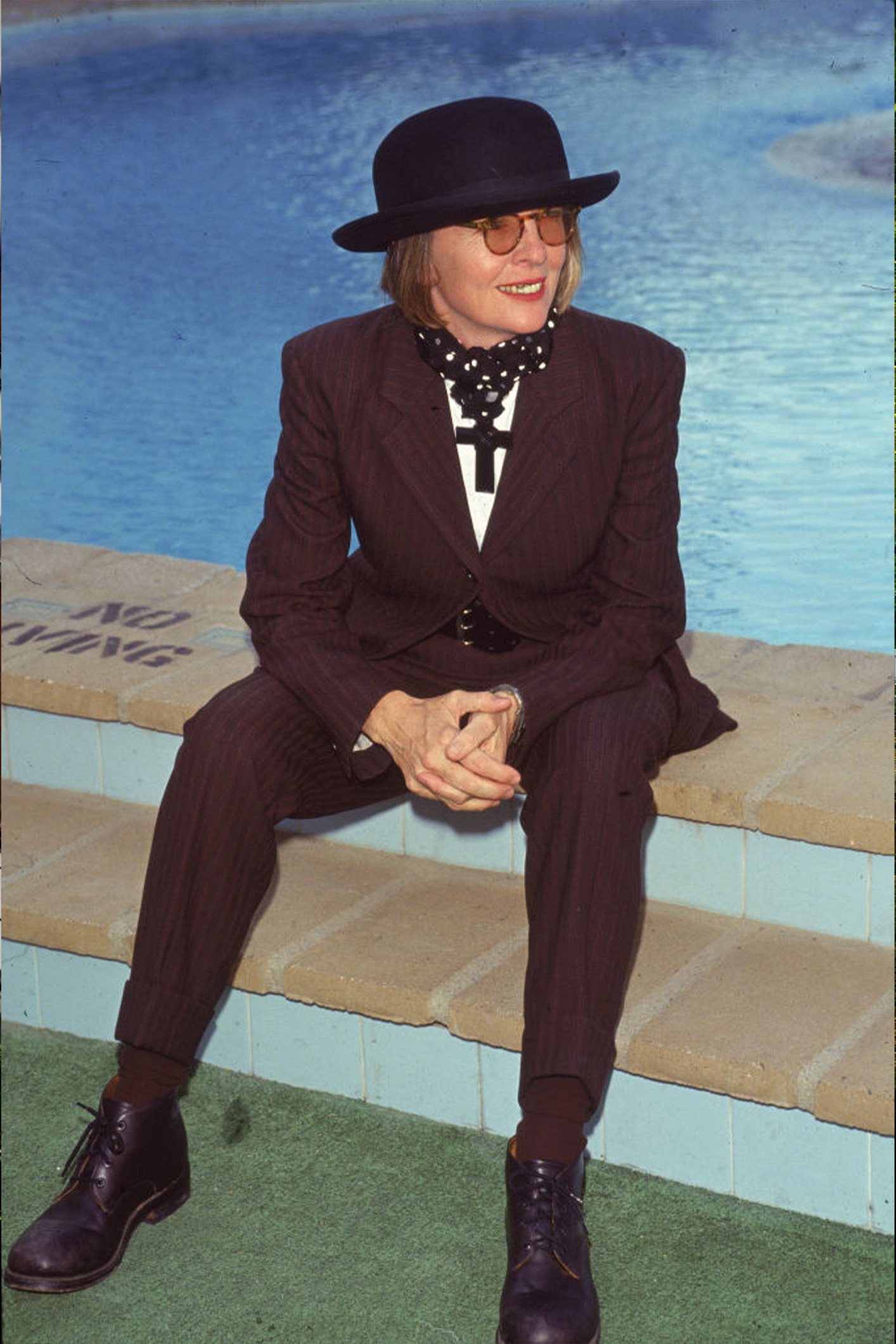 GettyImages-2891275 | Marie Claire Diane Keaton férfi ruhában ül egy medence szélén
