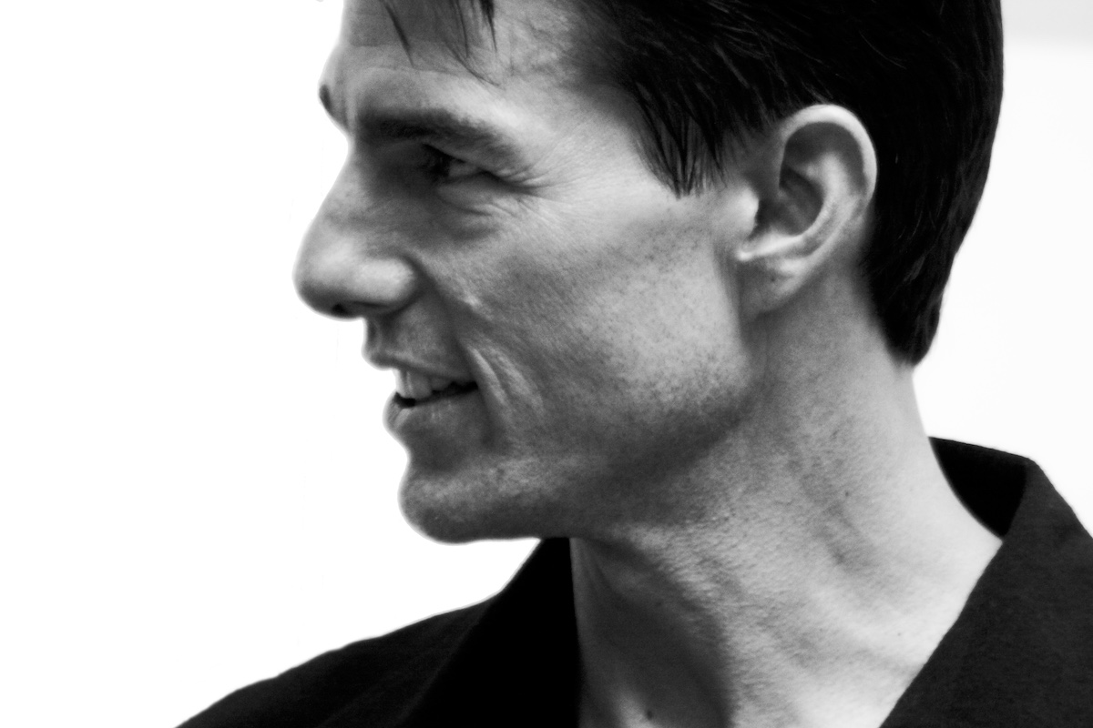 Tom Cruise profilból, fekete-fehér felvételen