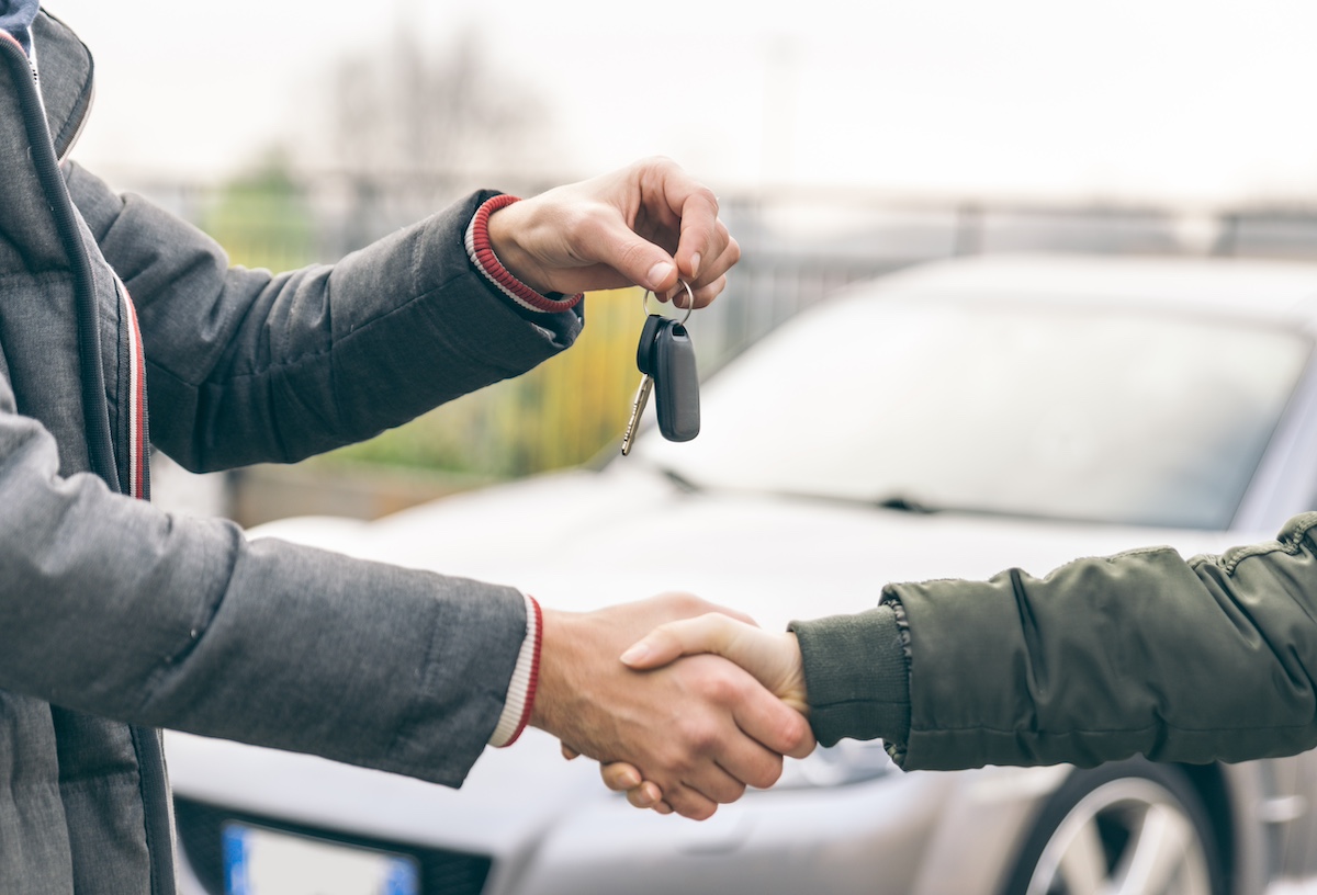 hasznalt-auto | Marie Claire közeli kezekről, autókulcs átadása