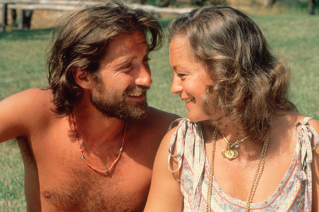 alain-delon-romy-schneider-szerelmei | Marie Claire pár, a férfi meztelen felsőtesttel, a nő blúzban, egymásra nevetnek