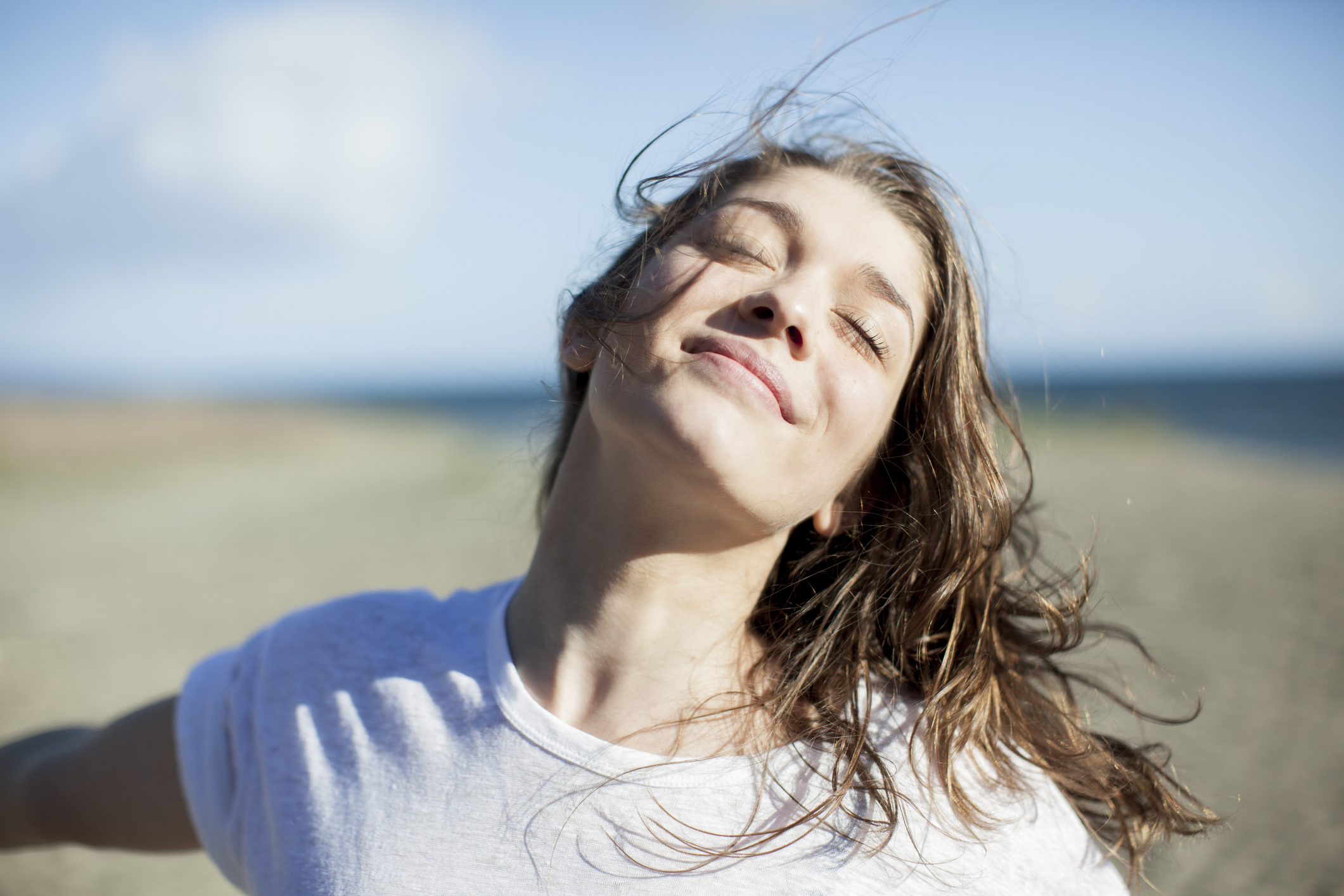 fiatal boldog nő