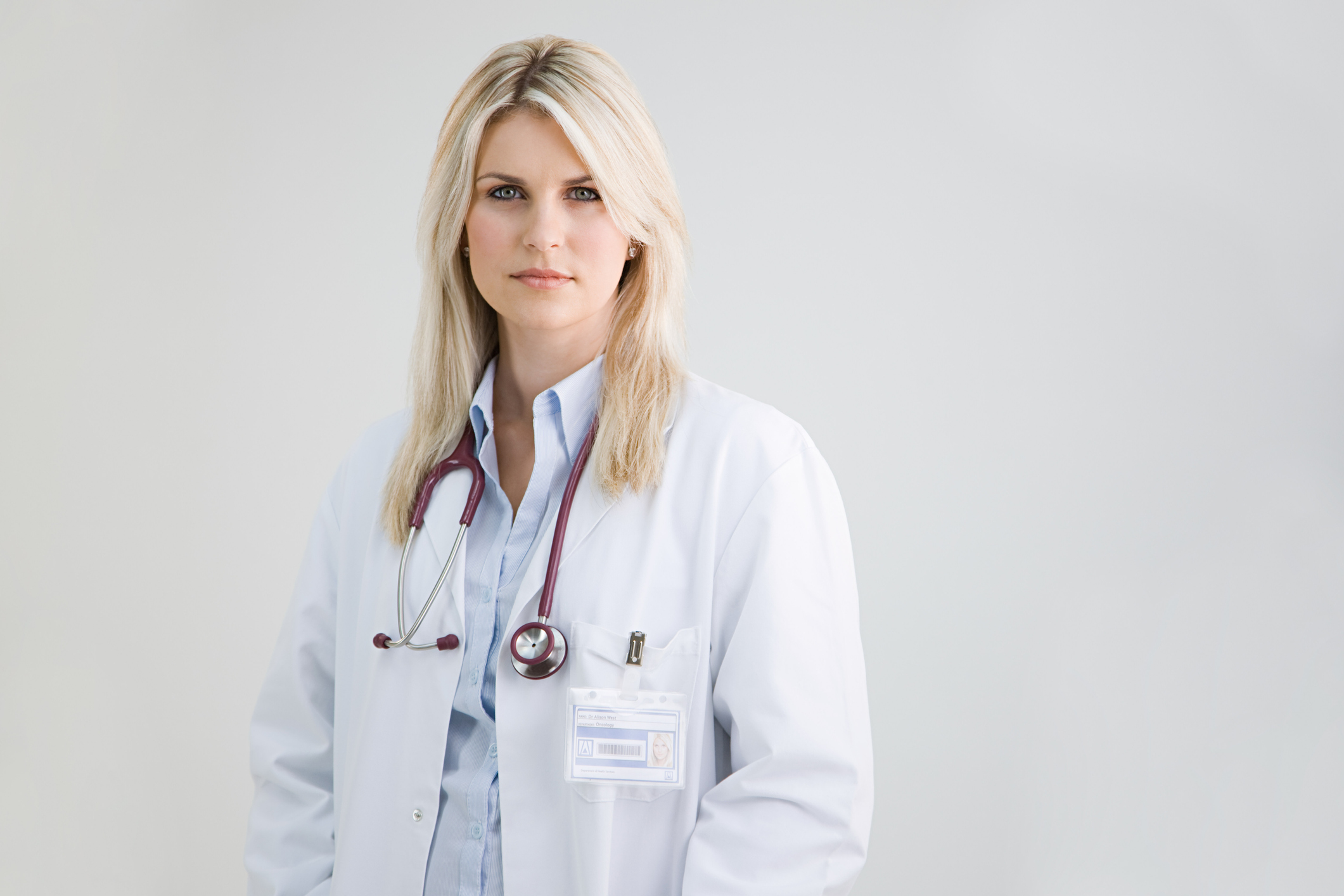 Fiatal doktornő komoly arccal