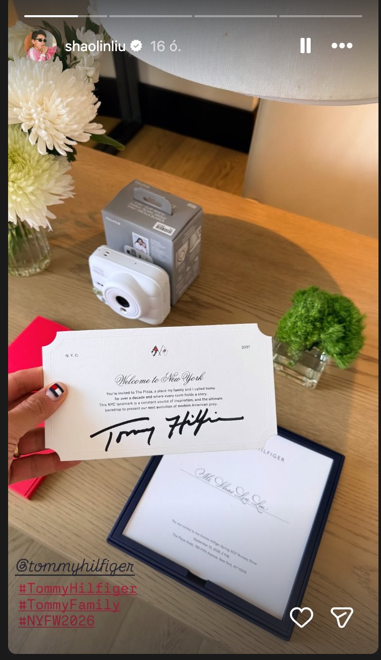 liu-shaolin-sandor-liu-shaoang-new-york-tommy-hilfiger | Marie Claire Instagram sztoriban meghívó, íróasztalon fényképezőgép