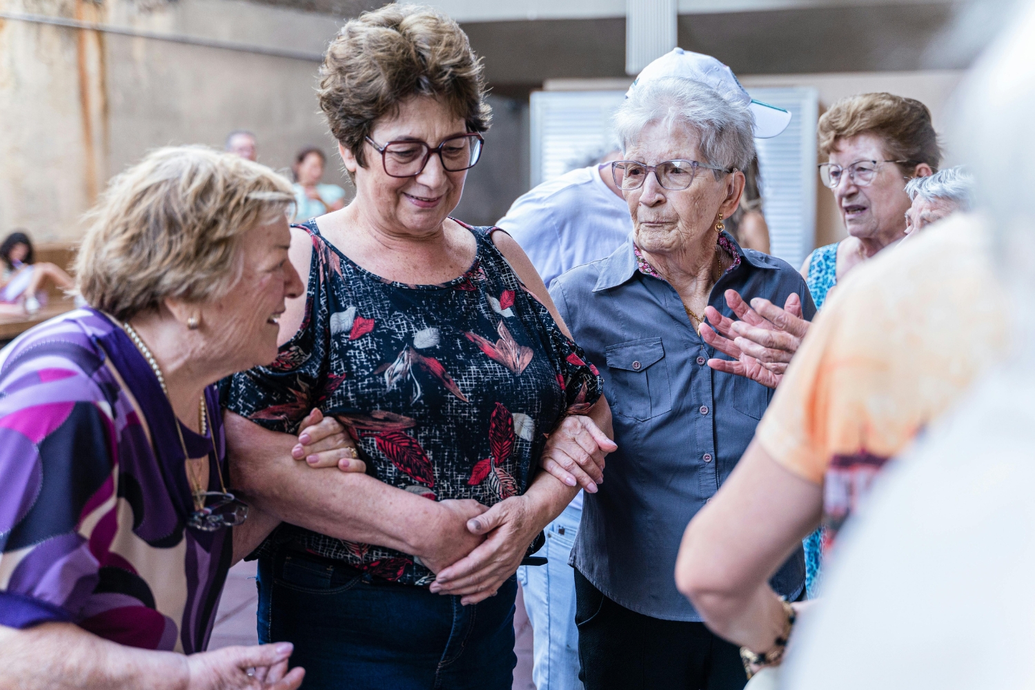 Idős nők bszélgetnek vidáman összejövetelen