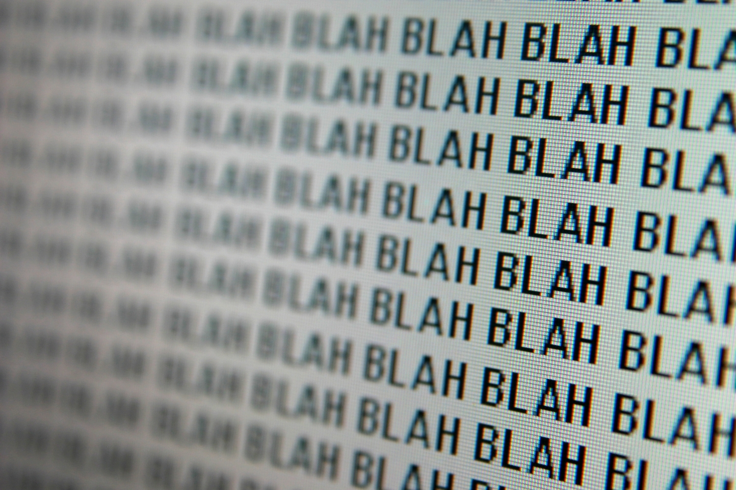 Nézzük meg figyelmesen az információt | Marie Claire blah blah blah felirat több sorban képernyőfotón