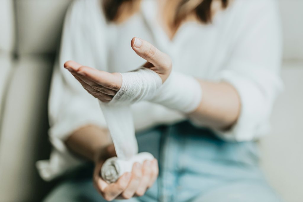 egesi-serules-kezelese-sebgyogyulas | Marie Claire Fiatal nő a kezét kötözi