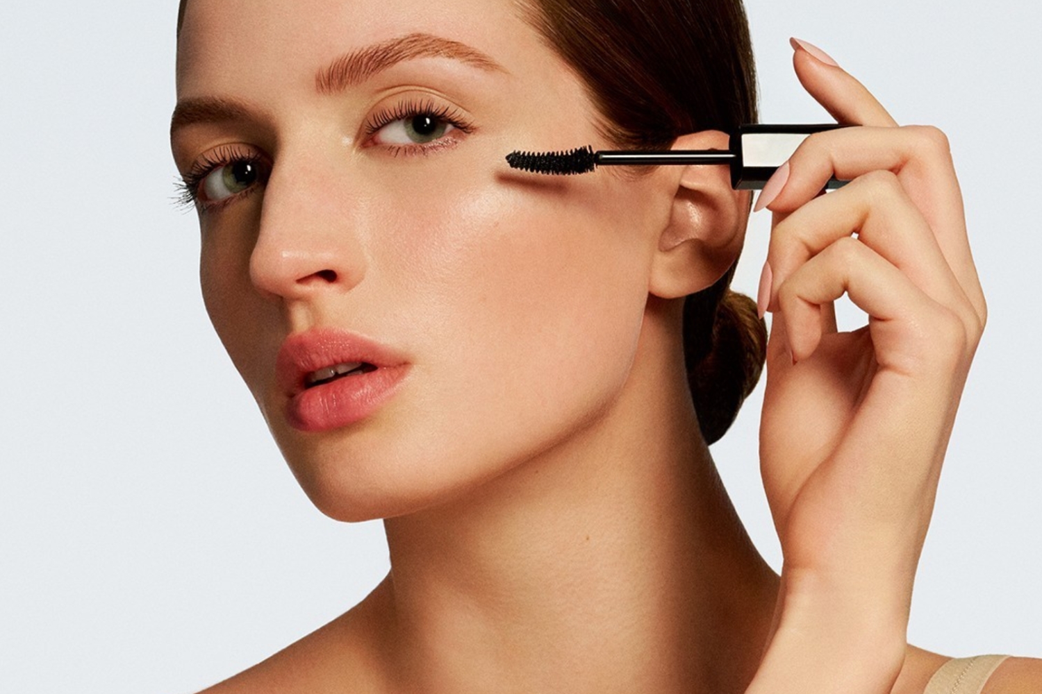 Nő szempillaspirált használ- Dolce & Gabbana My Lash Seduction szempillaspirál