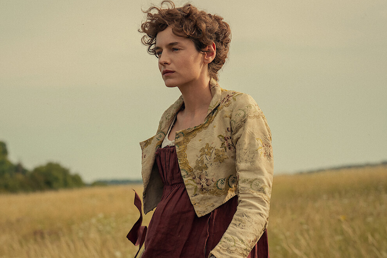Emma Corrin Elizabeth Bennet szerepében a Büszkeség és balítéletben