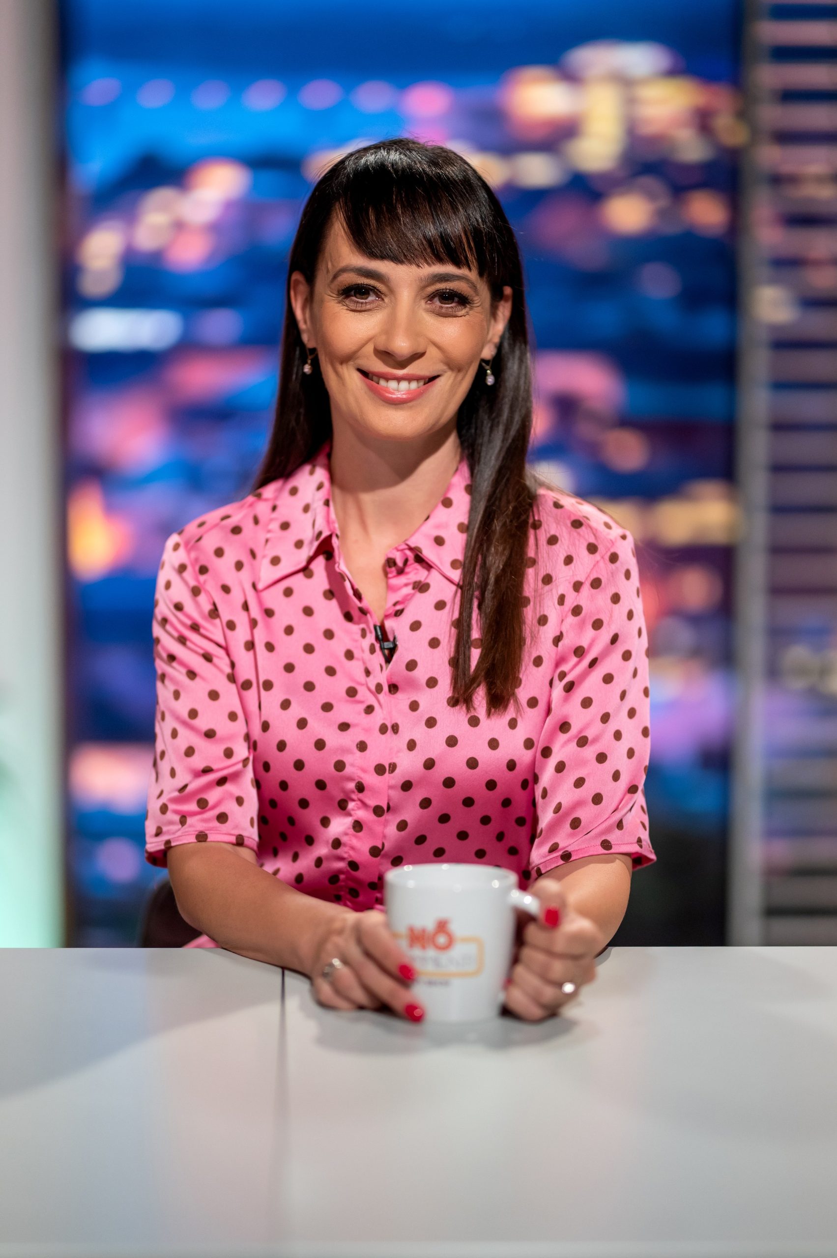 farkashazi-reka-smink-nelkul | Marie Claire Farkasházi Réka rózsaszín alapon fekete pöttyös felsőben, bögrével. A NőComment! című showműsor 2022/5. adása az RTL2 csatornán. Az adás időpontja: 2022.09.25. Fotókredit: Sajtóklub/RTL2, Image: 726170016, Fotó: RTL / Sajtóklub