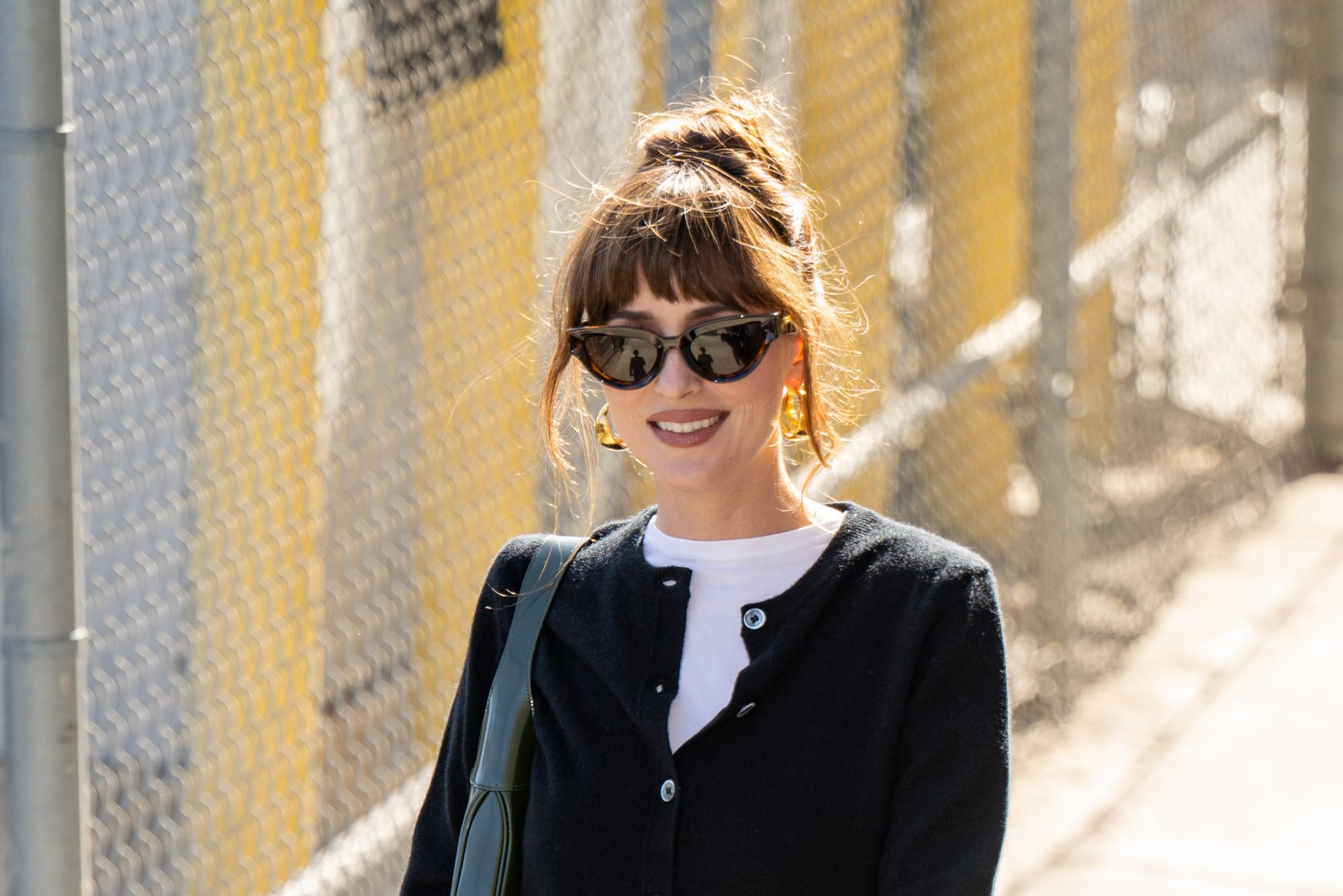 Dakota Johnson Los Angeles-ben sétál