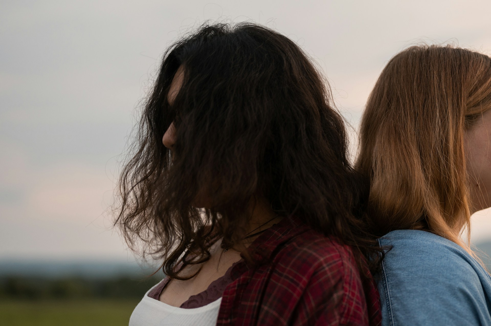 horoszkop-csillagjegyek-masok-eletet-megkeseritik | Marie Claire Két nő háttal egymásnak