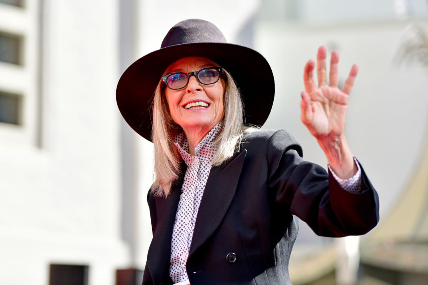 Diane Keaton kalapot viselve integet
