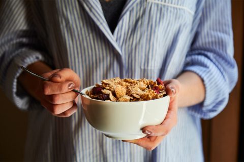 Egy nő egy tál müzlit tart a kezében