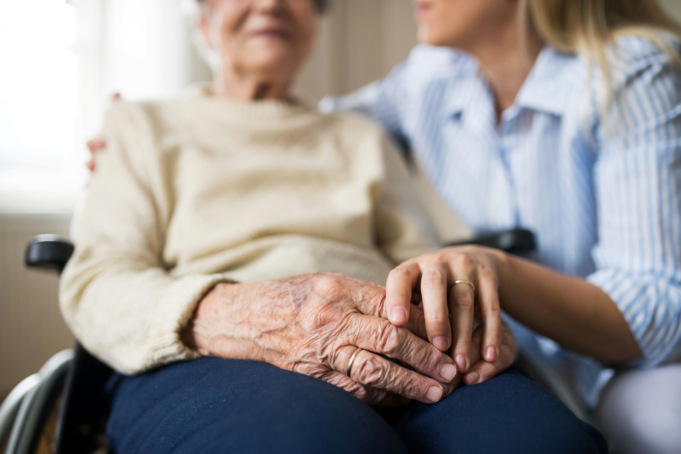alzheimer-kor-szerettek-felismerese | Marie Claire Fiatal nő fogja nagymamája kezét