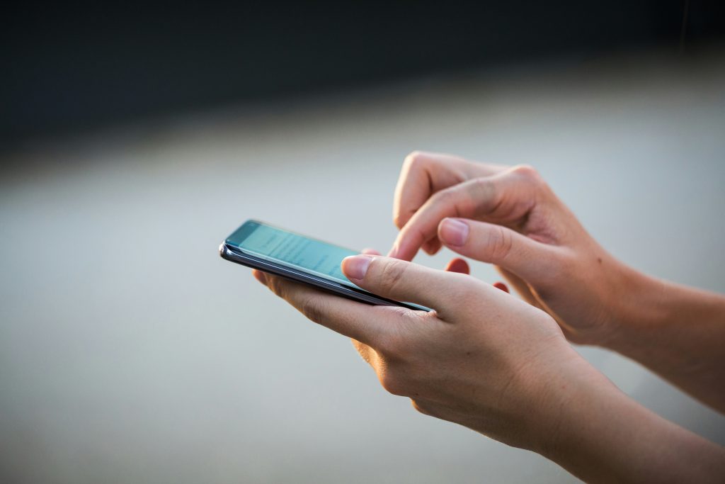 android-pulse-uj-alkalmazas-mobil-google | Marie Claire Mobilozó női kezek közelről