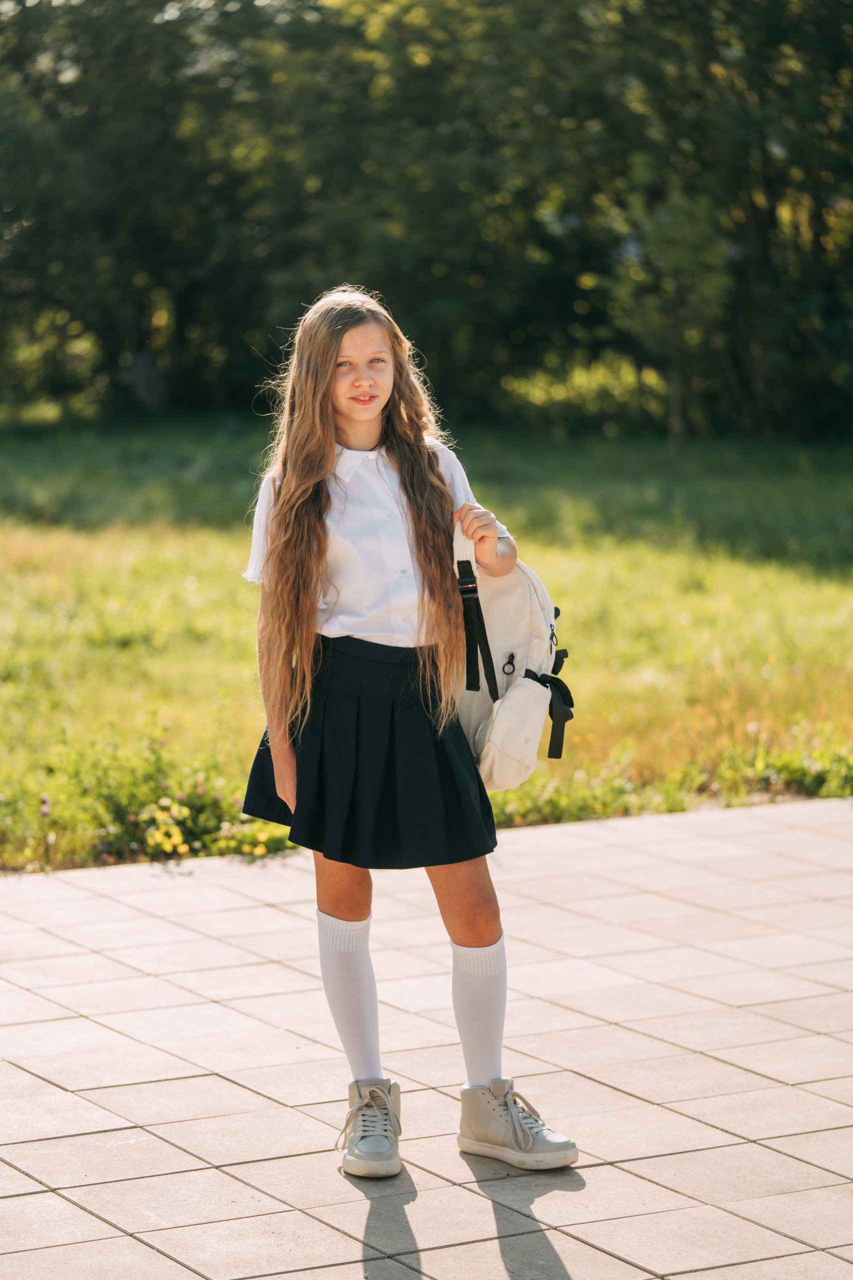 iskolakezdés stílus | Marie Claire Fiatal diáklány szoknyában és pólóban pózol