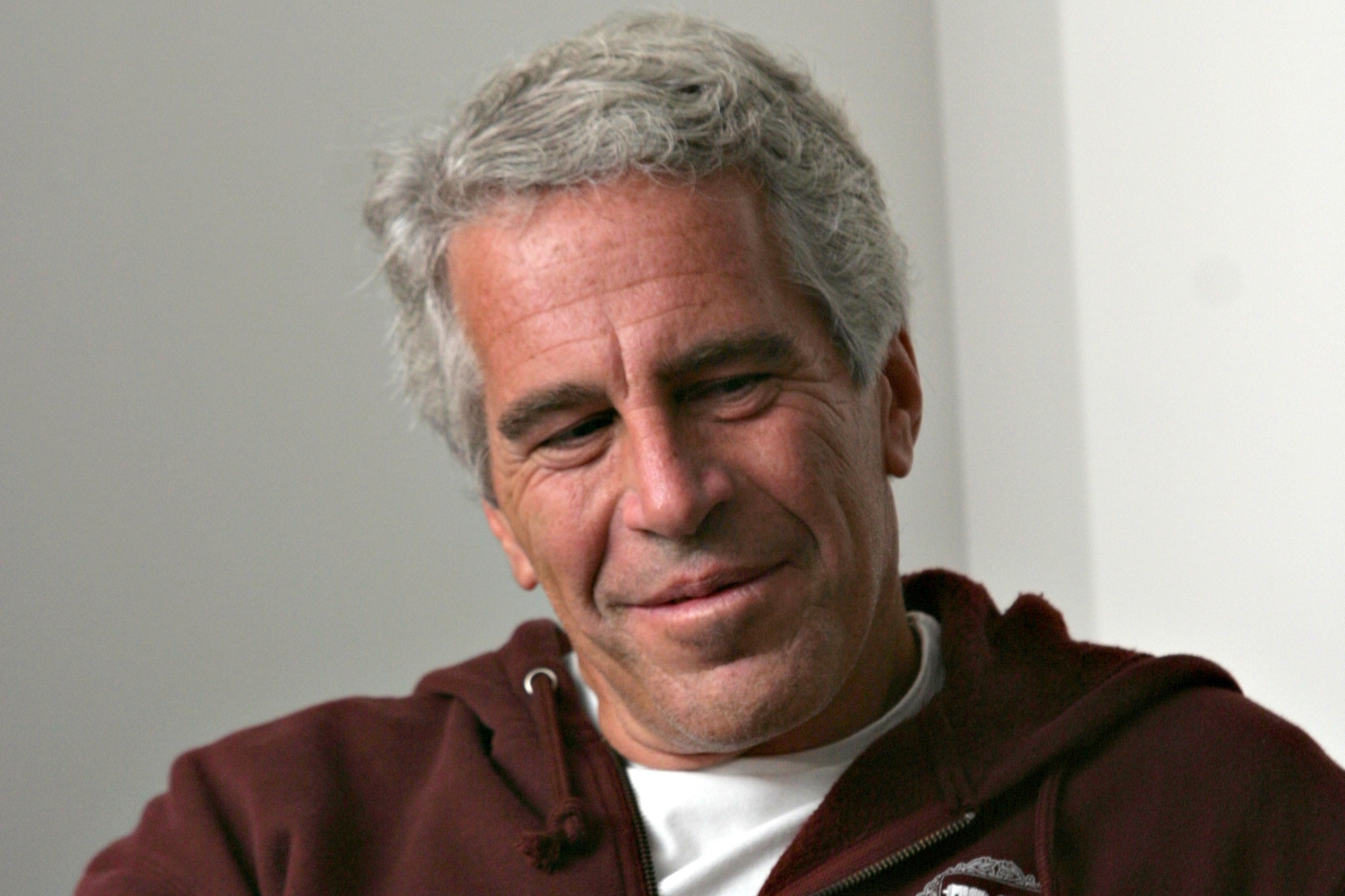 Jeffrey Epstein bordó melegítőfelsőben