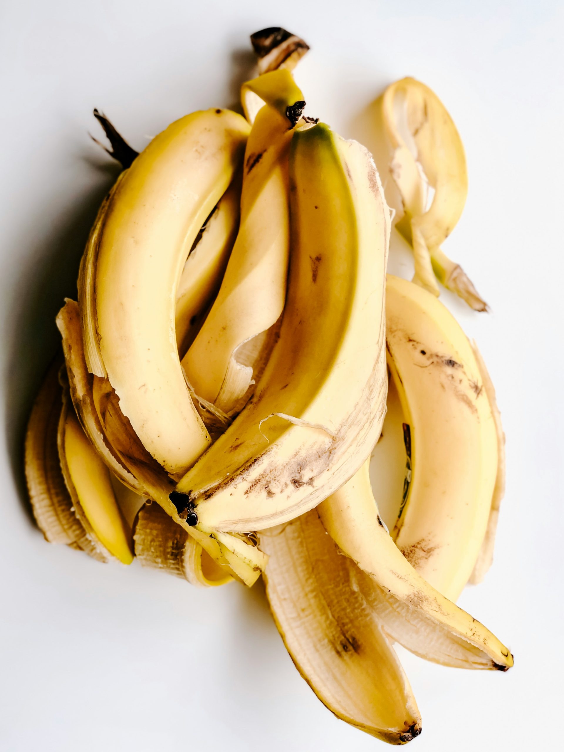 bananhej-tapoldat | Marie Claire banánhéjak fehér háttér előtt