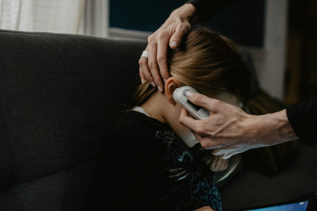 iskolakezdes-koronavirus-covid-tunetek | Marie Claire Anyuka lázat mér a kislánya fülében