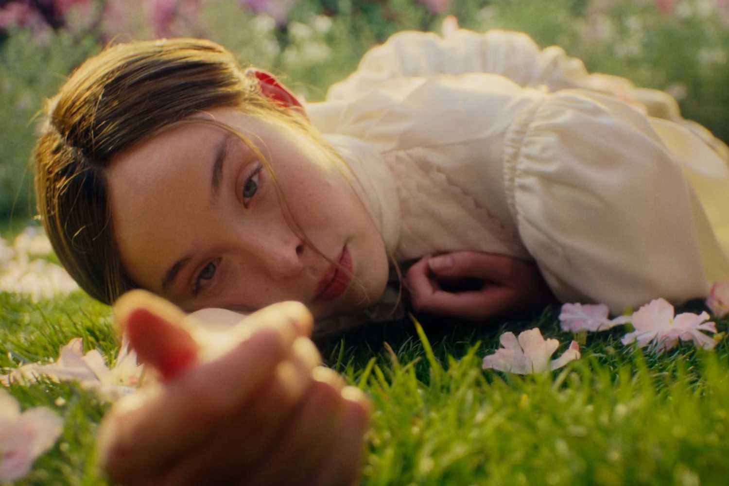 lizzie-borden-tortenet-netflix | Marie Claire Lizzie Borden-tortenet főszereplője a fűben fekszik és a kezét nézi