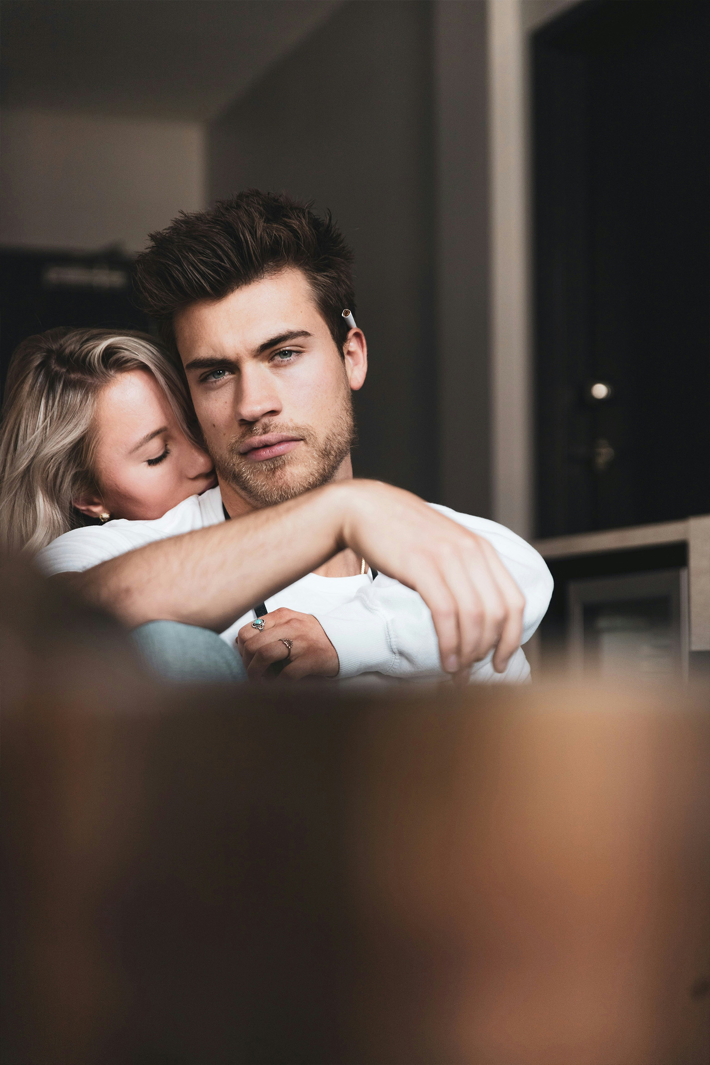 logan-weaver-lgnwvr-5QYgSzqTEmE-unsplash | Marie Claire Egy nő hátulról bújik egy rideg tekintetű férfihoz