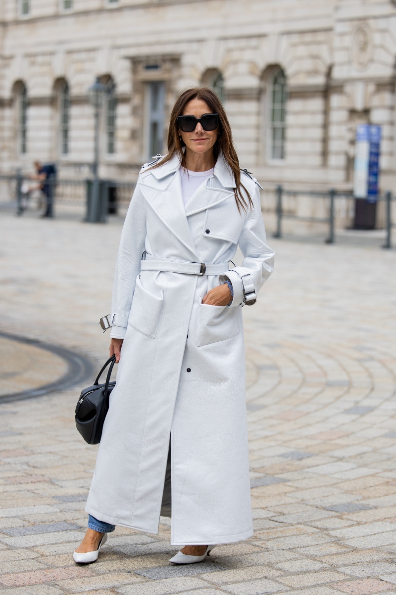 londoni-divathet-2026-streetstyle-ezt-viseljuk-osszel | Marie Claire Vendég világosszürke, övvel megkötött trencskabátban, fehér pólóban, kék farmerben, fehér, alacsony sarkú körömcipőben és fekete napszemüvegben a Toga bemutatója előtt a londoni divathéten.