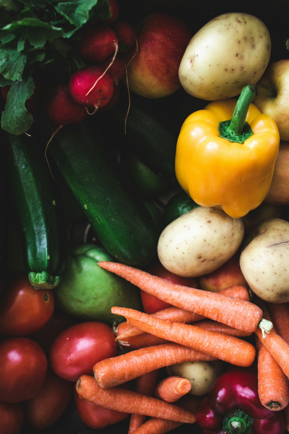 paprika, cukkini, répa és más zöldségek egymásra halmozva