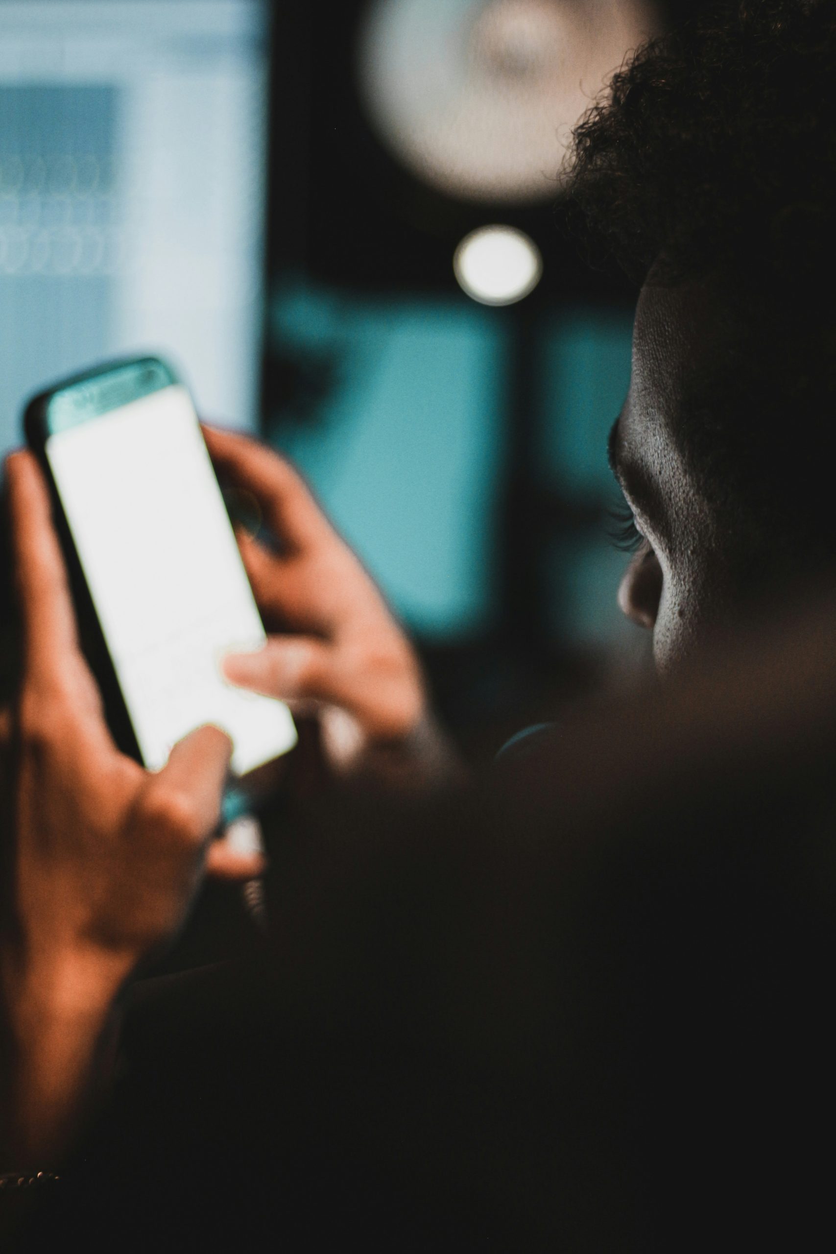 ex-szakitas-utan-sztori | Marie Claire telefonját nyomogató férfi