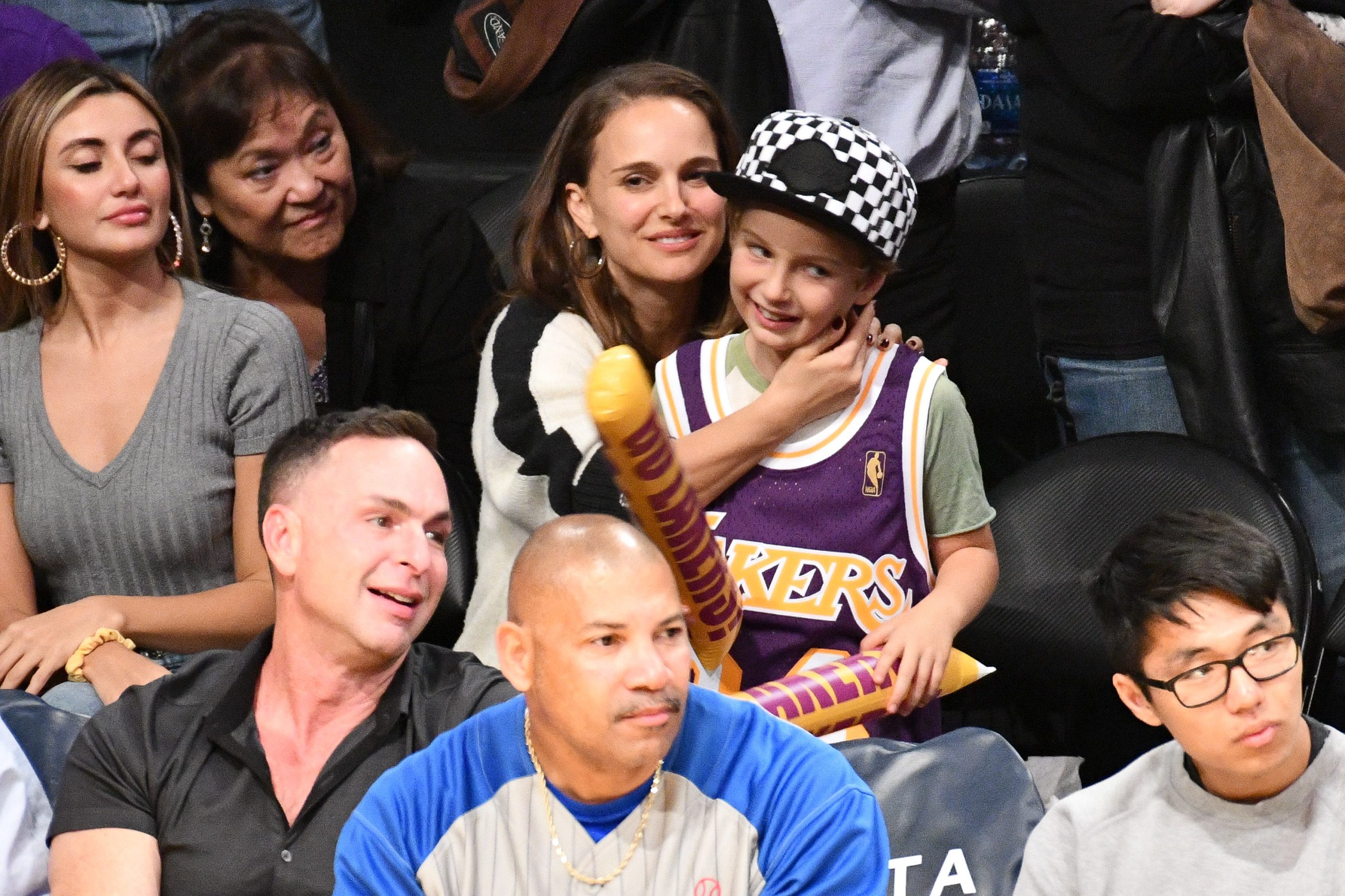 Celebrities At The Los Angeles Lakers Game | Marie Claire Natalie Portman a fiával 2018-ban egy Los Angeles Lakers meccsen