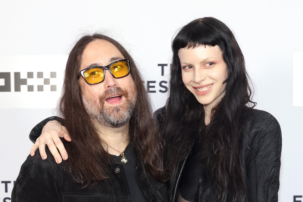 Sean Ono Lennon szemüvegben és Charlotte Kemp Muhl feketében, közelről