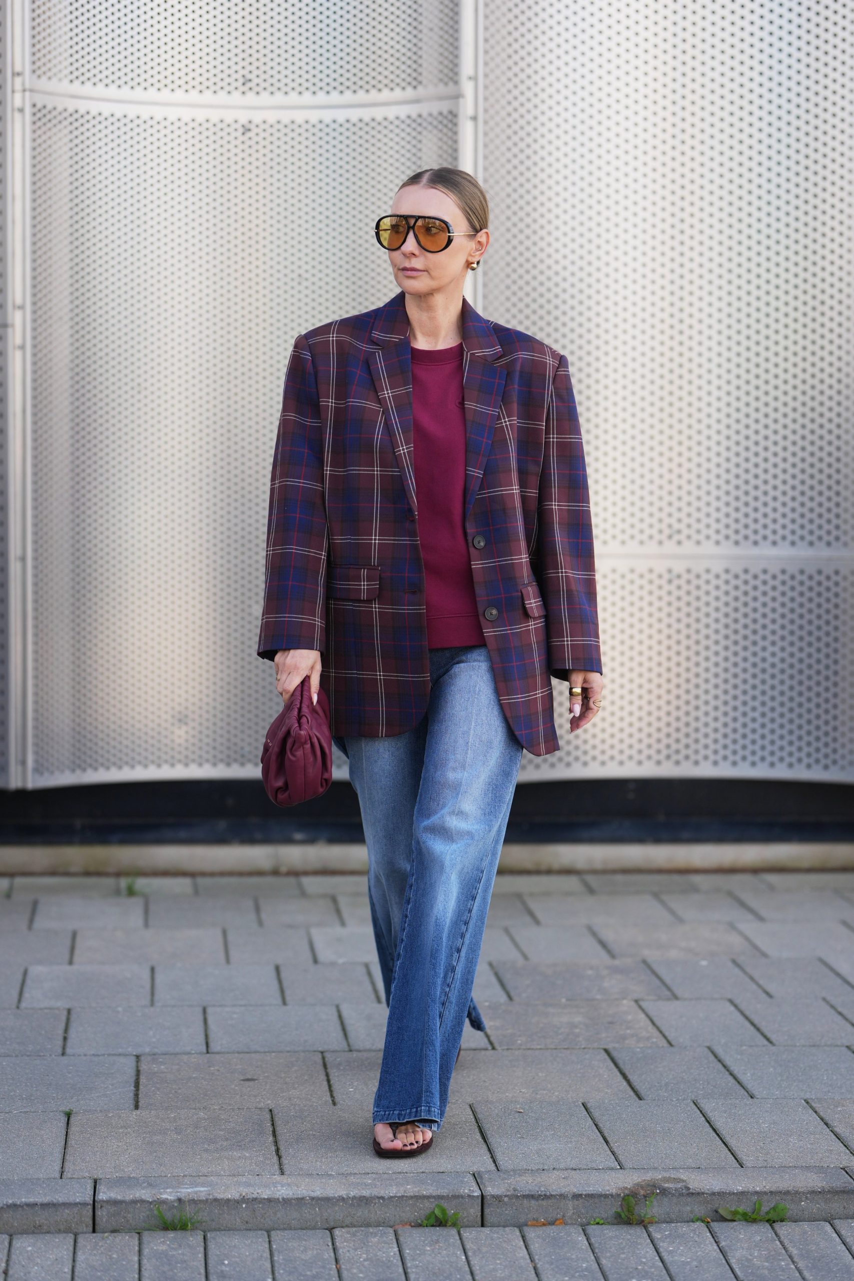oszi-farmer-divat-2026 | Marie Claire Divatinfluenszer farmerben pózol