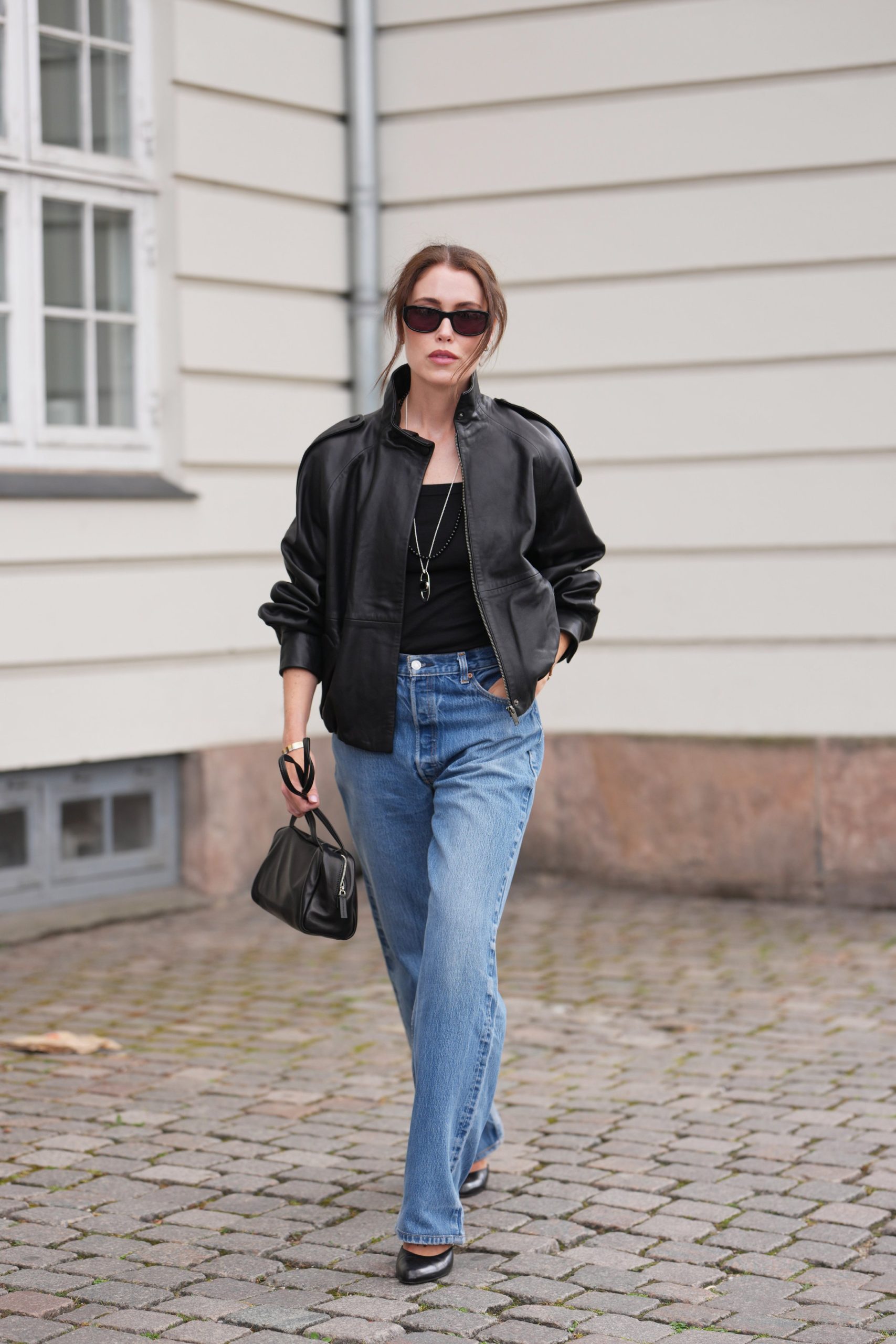 oszi-farmer-divat-2026 | Marie Claire Divatinfluenszer farmerben pózol