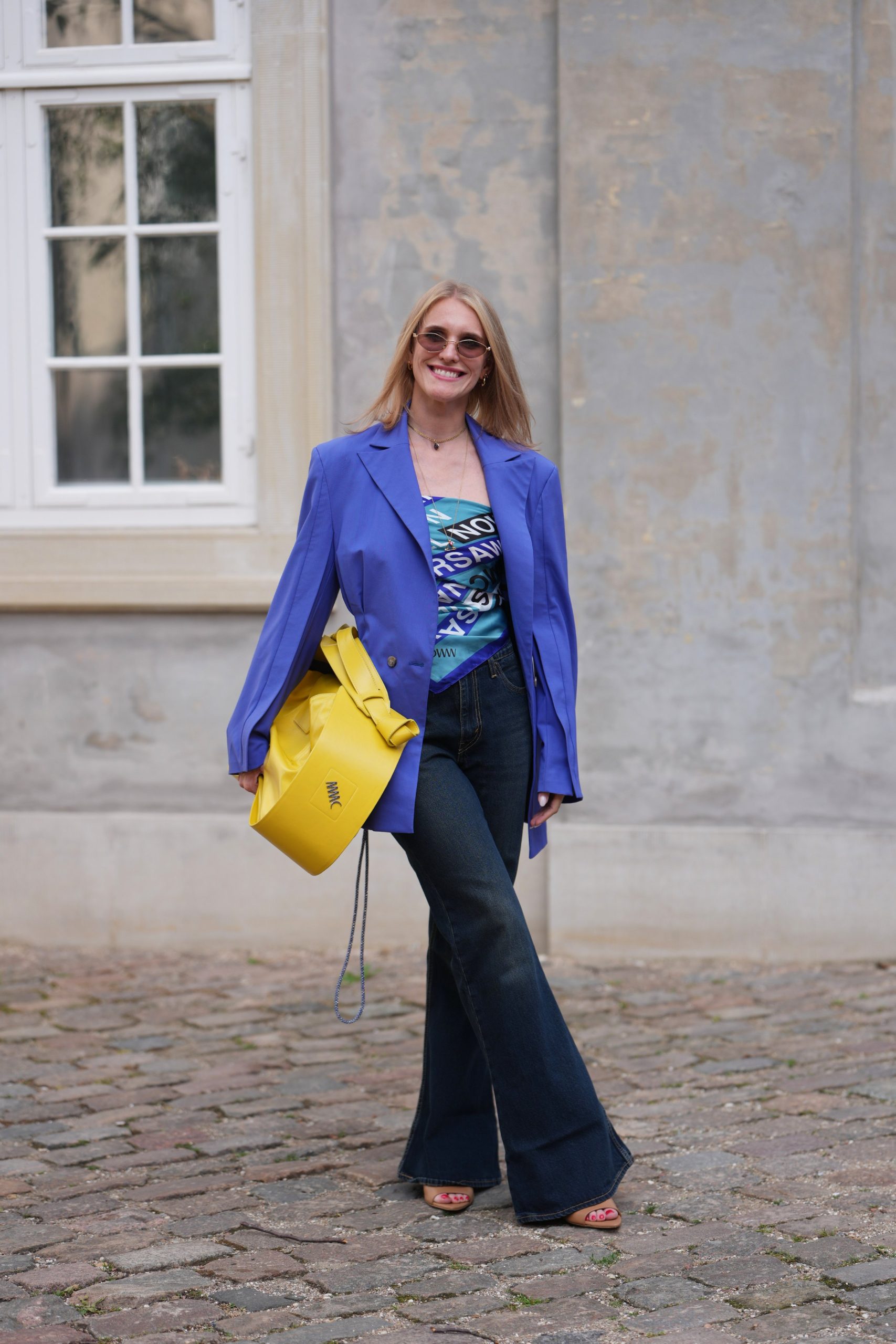 oszi-farmer-divat-2026 | Marie Claire Divatinfluenszer farmerben pózol