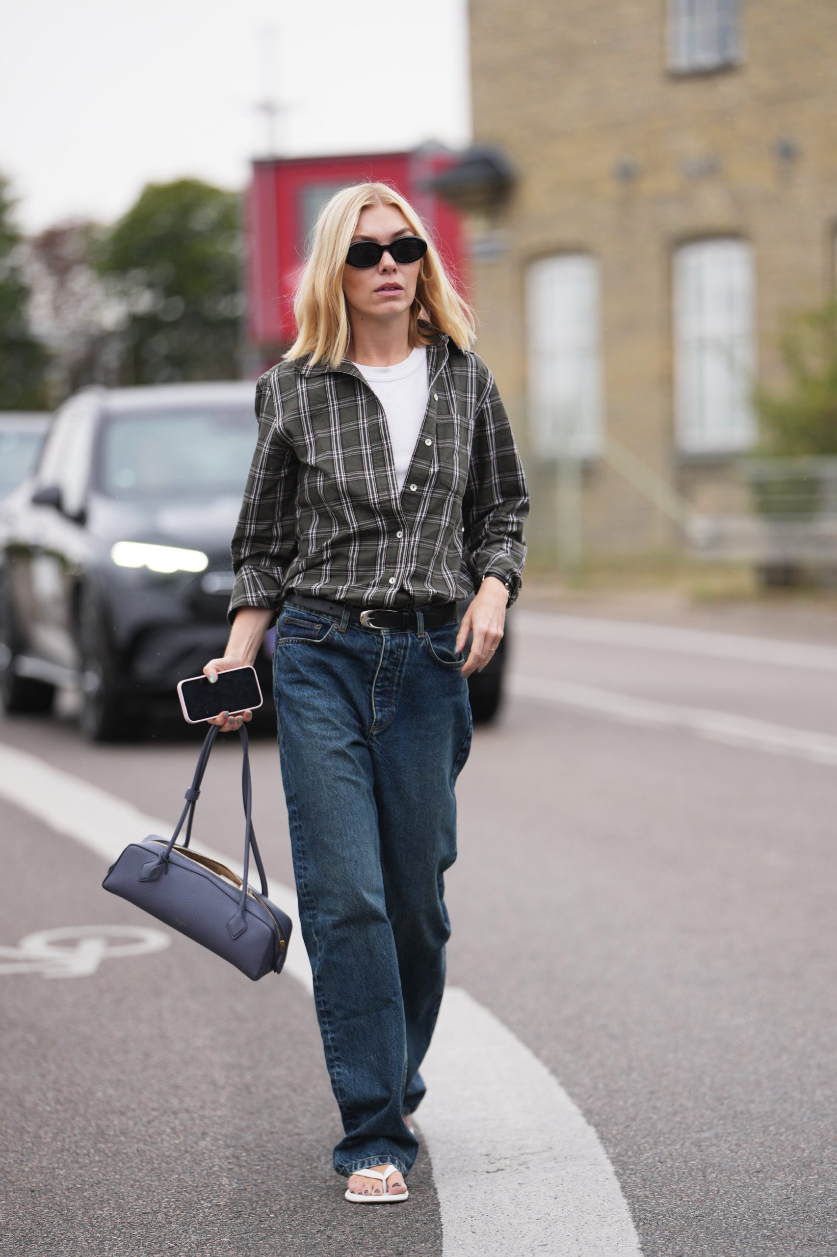 oszi-farmer-divat-2026 | Marie Claire Divatinfluenszer farmerben pózol