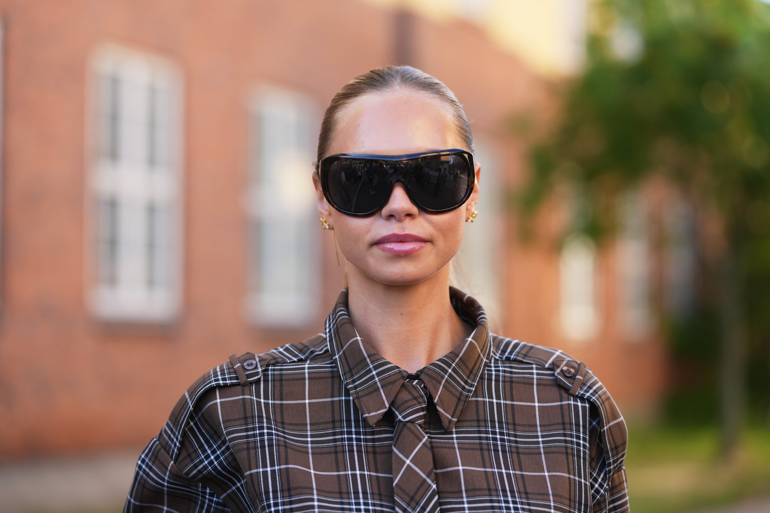 oszi-kiegeszito-trendek | Marie Claire Közeli fotó egy shiled napszemüveget viselő nőről