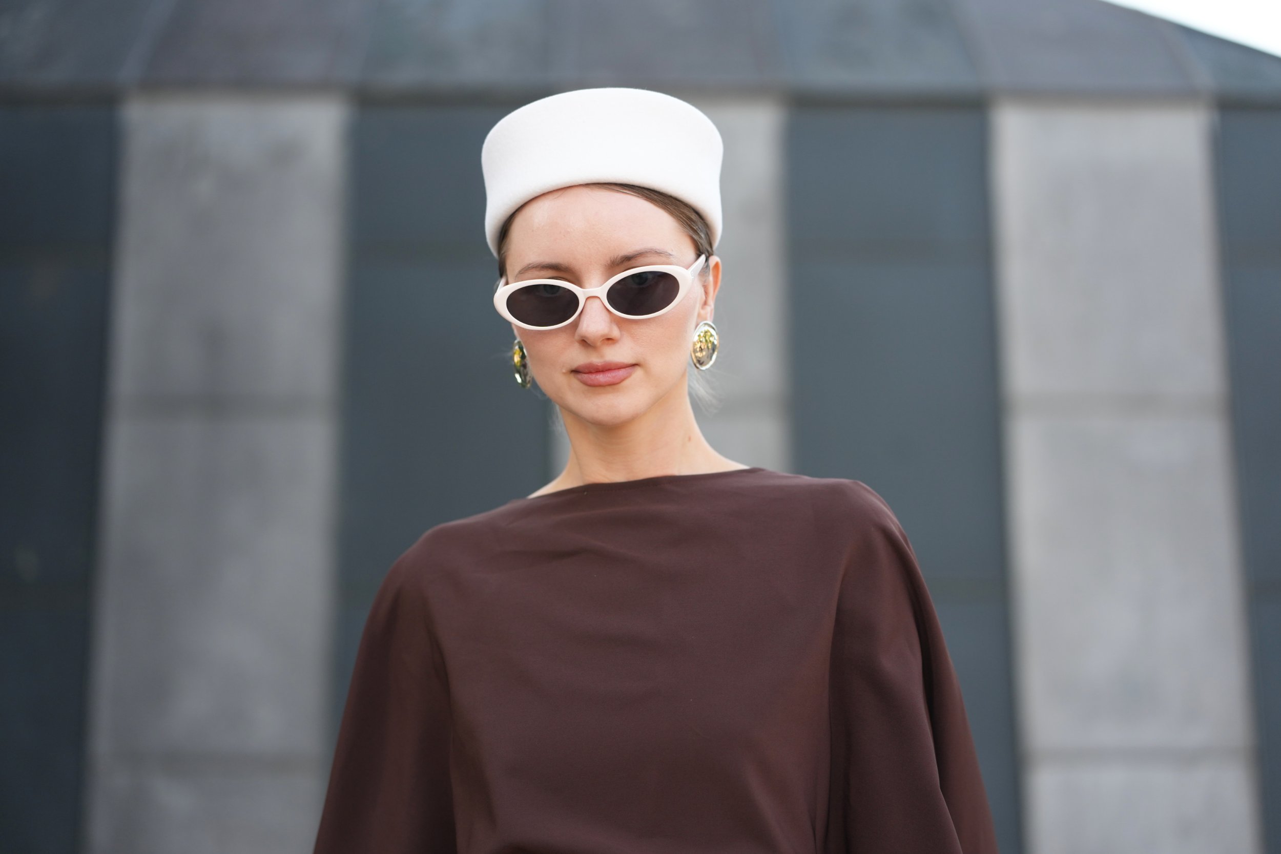 oszi-kiegeszito-trendek | Marie Claire Fiatal nő fehér kalapban pózol