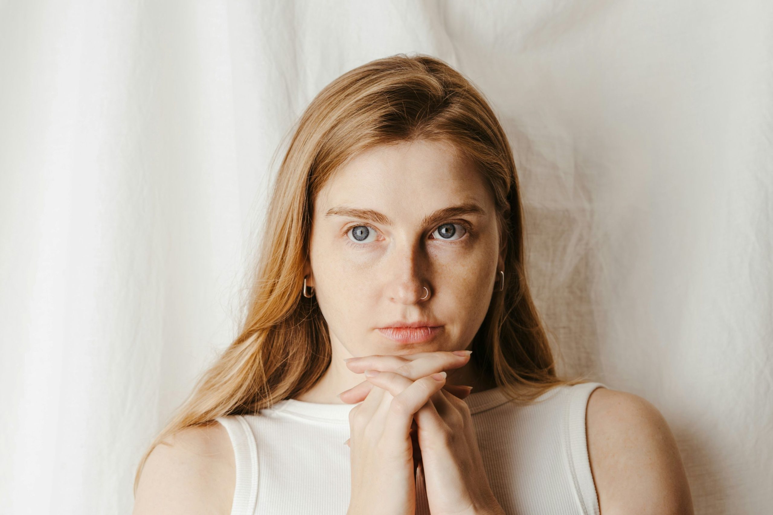mellrak-tenyek | Marie Claire Komoly tekintetű fiatal nő