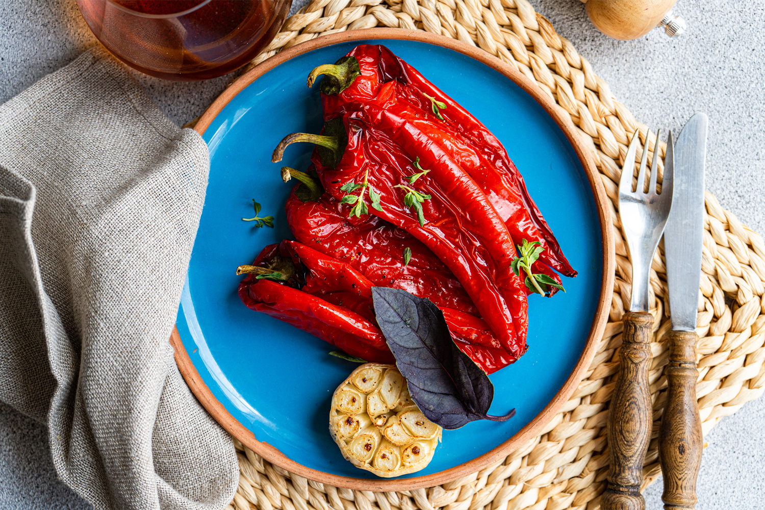 Piros sült paprika egy tányéron