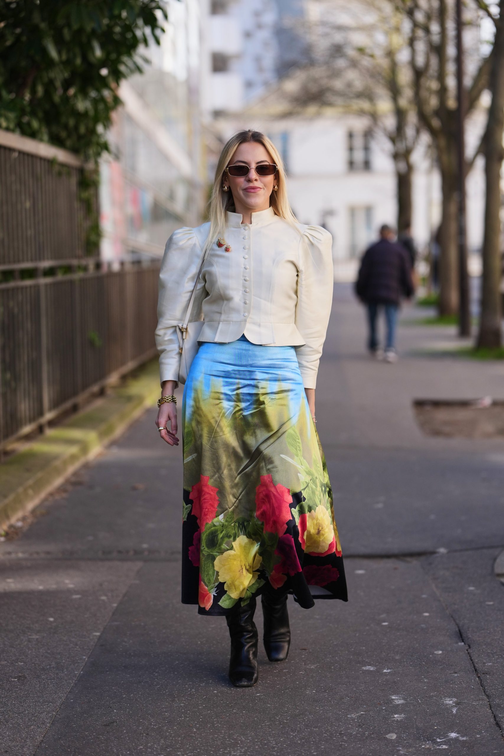 Divatinfluenszer ceruzaszoknyában vonul